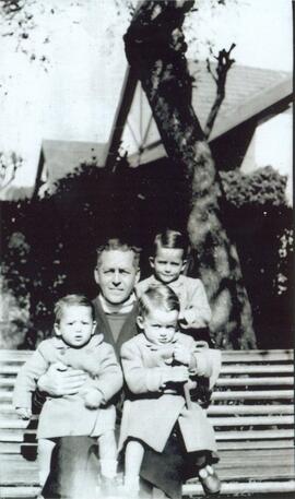 Scalabrini con tres niños en un banco