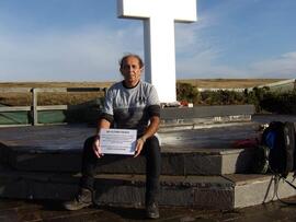 Carlos Julio Azuaga en el Cementerio de Darwin con su último deseo