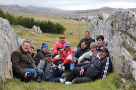 Grupo de veteranos en cerro de las Islas Malvinas