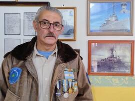Parodi portando medallas