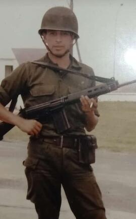 Carlos Raúl Olea en uniforme de combate