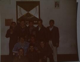 Grupo numeroso de soldados frente al escudo del Regimiento de Infantería Mecanizado 7