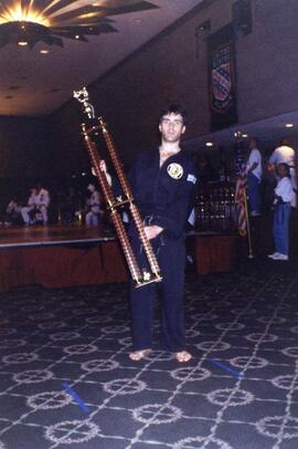 Con el trofeo en torneo internacional de artes marciales