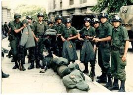 Grupo de Patricios con equipaje para viajar a Malvinas