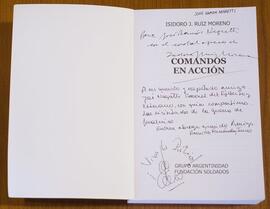 Fotografía libro autografiado “Comandos en Acción”