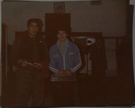 Carlos Alberto Sánchez con un compañero en el cuartel